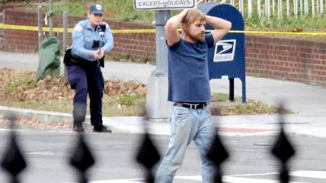 Cuando se dio cuenta de que estaba rodeado, el atacante se rindió y entregó sus armas.