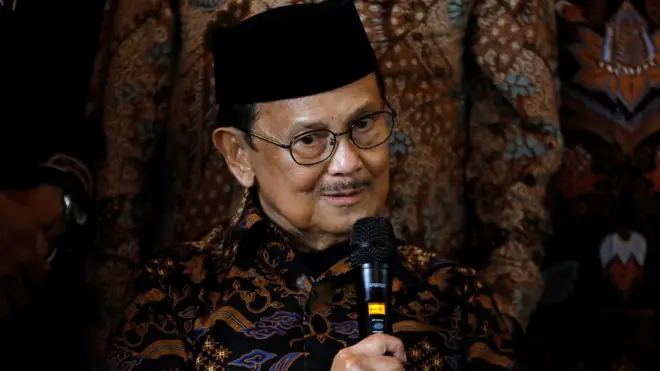 Hubungan Habibie dengan keluarga Soeharto dilaporkan 'tidak dekat' setelah Soeharto mundur pada 21 Mei 1998, tapi isu ini ditepis Habibie.