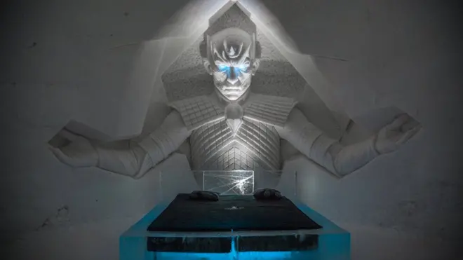 Король ночи охраняет сон постояльцев