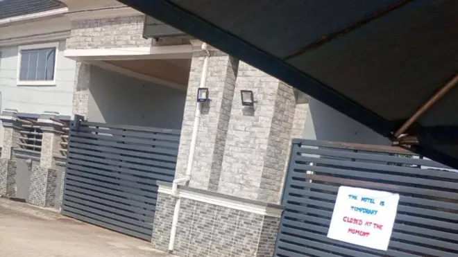 Hotel wey get closed sign in front