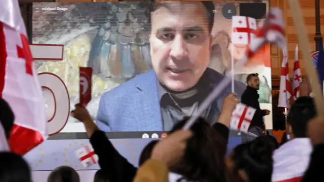 Про те, що грузинська влада має плани перевезти Саакашвілі з тюремної лікарні, стало відомо на тлі нових протестів у центрі Тбілісі