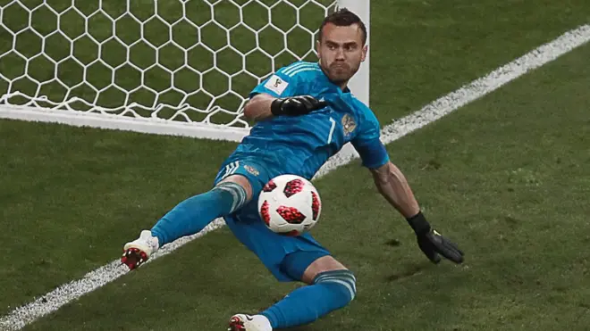 В 1/8 финала чемпионата мира 2018 года против Испании Акинфеев отразил два удара в серии послематчевых пенальти