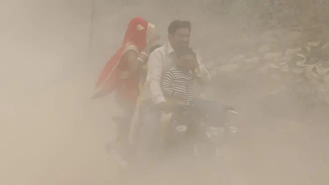 Загрязнение воздуха в Дели приводит к возникновению плотной пелены смога