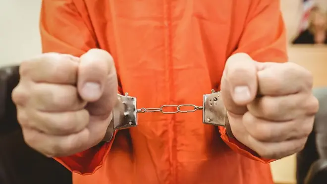 У наручниках