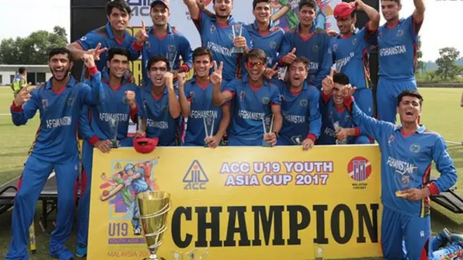 فاتح ٹیم کی ٹرافی کے ساتھ تصویر