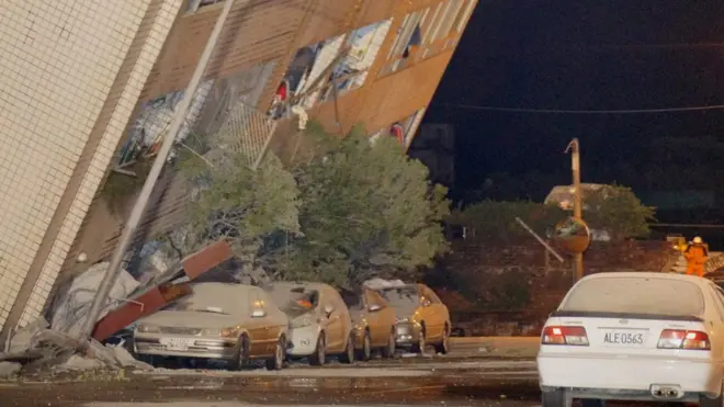 ตึกเอียง