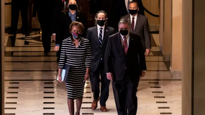 Temsilciler Meclisi'nin dokuz Demokrat üyesi geleneksel olarak azil gerekçesini içeren tasarıyı Senato'ya elleriyle taşıyıp verdi.