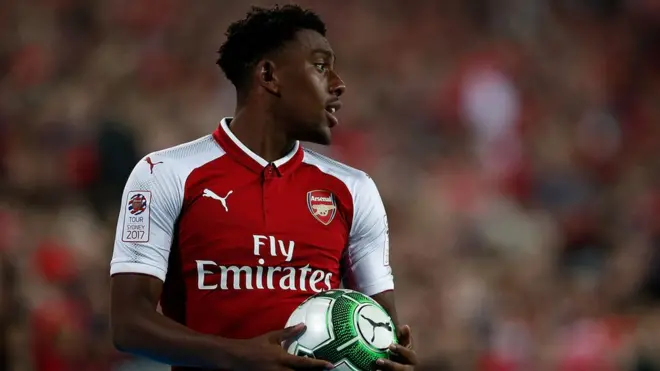 Arsenal midfielder Alex Iwobi dey hold ball