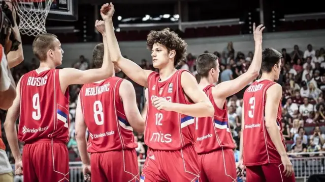 Млади кошаркаши знали су с ким да поделе радост због злата