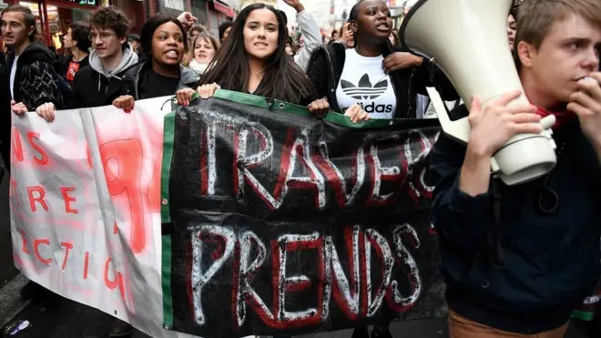 "السترات الصفراء": وزير الداخلية الفرنسي يقول إن الاحتجاجات "خلقت وحشا"