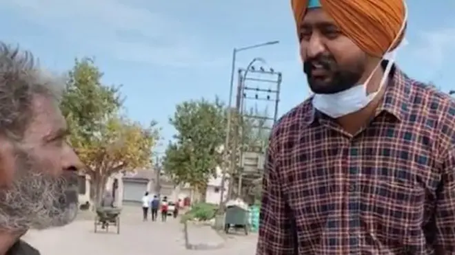 وېنکاتېش (کین لاس ته) د پولیس افسر عجب سېنګ (ښي لاس ته) په مرسته وموندل شو