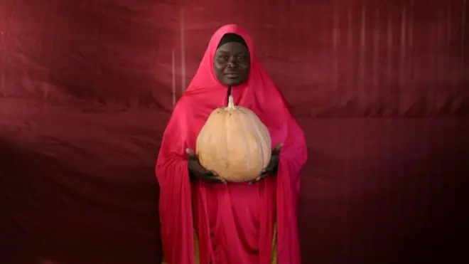 Aisha Umaru Gaye na one of many many people wey dey live for refugee camp.