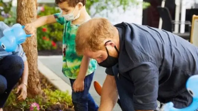 ذكر الأمير هاري الأمريكيين بضرورة تمييز المحتوى الذي يستهلكونه عبر الإنترنت.