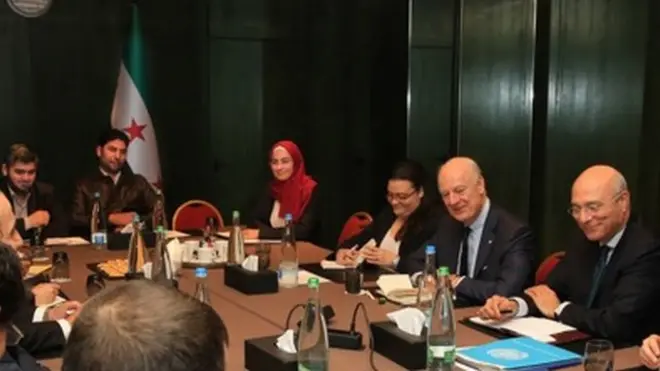 ستيفان دي ميستورا زار وفد المعارضة في الفندق عقب لقاء المسؤول الروسي