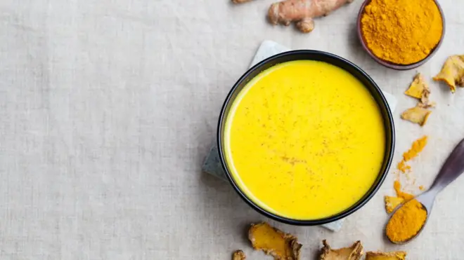 Cada vez más cafeterías incluyen a la leche dorada en su oferta.