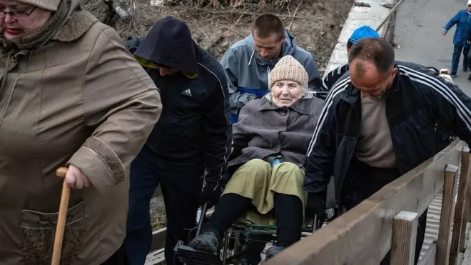 Aunque los ancianos de más de 80 años pueden ponerse al frente de la fila, muchos no lo saben, y no quieren abandonar su puesto por temor a perder su turno.