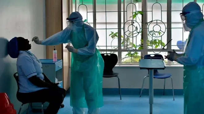 Test de covid dans un centre de prise en charge au Sénégal