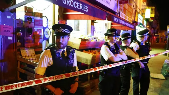 Polisi berjaga-jaga di dekat lokasi insiden penabrakan.