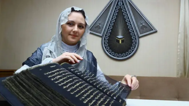 نوموړې وايي، دا لومړنۍ خطاطه ده چې د ورېښمو په پاڼو قران لیکي.