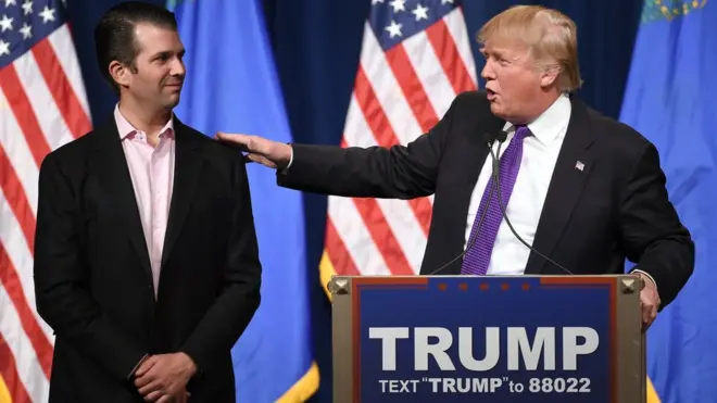 ترامب يربت على كتف ابنه ترامب الابن