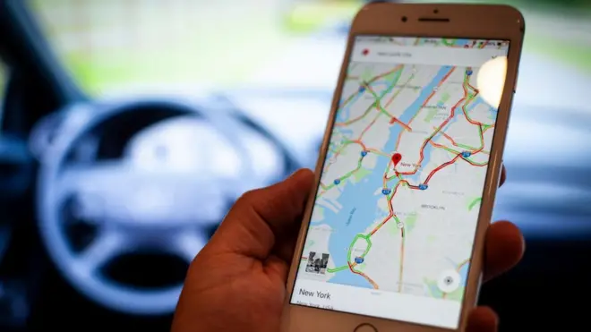 Смартфон з Google Maps в автомобілі