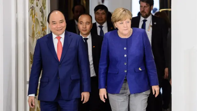 Thủ tướng Đức, bà Angela Merkel đón người tương nhiệm Việt Nam, ông Nguyễn Xuân Phúc ở Khách sạn Atlantic, Hamburg hôm 06/07