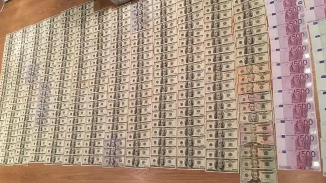 Силовики полюбляють розкладати купюри хабарів, щоб вразити ЗМІ