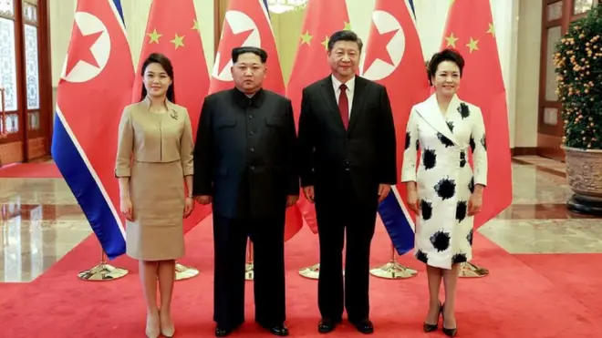 김정은 위원장이 2018년 3월 중국을 방문해 시진핑 주석과 기념촬영을 하는 모습이 담긴 북한 화보