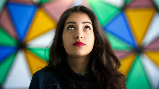 चर्च में महिला