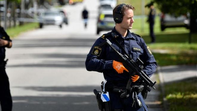 Policía cerca del lugar de un aparente ataque en una escuela en Esloev, sur de Suecia, el 19 de agosto de 2021.