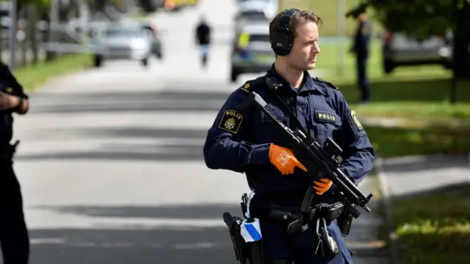 Policía cerca del lugar de un aparente ataque en una escuela en Esloev, sur de Suecia, el 19 de agosto de 2021.