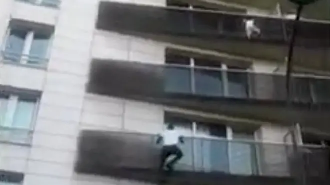 ممودو گاساما نے ایک عمارت کے باہر لٹکتے ہوئے چار سالہ بچے کو باہر سے عمارت پر چڑھ کر بچایا