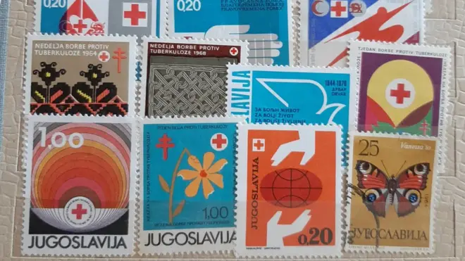 Poštanske markice pripadaju Marijinoj mami, koja ih je skupljala tokom osnovne i srednje škole. Najveći deo je skidan sa pisama koje je dobijala od oca koji je radio u inostranstvu. Drugi deo je kupljen na sajmovima ili se menjala sa drugim skupljačima. Na markicama je uglavnom Tito, gradovi Jugoslavije ili neke značajne manifestacije.