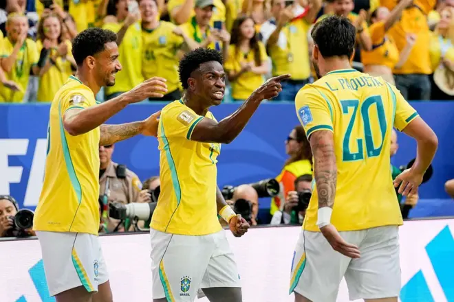Jogadores do Brasil comemorando