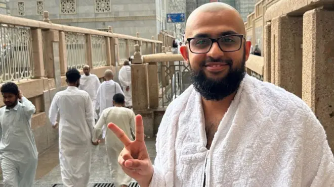 Farouk Abdel Wahab fait le signe du V à la Mecque