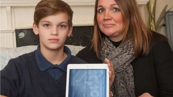 La poderosa atracción entre los imanes desgarró el estómago de Freddie Webster, a quien se ve en la imagen junto a su madre, Sarah. (Foto: Cascadenews)