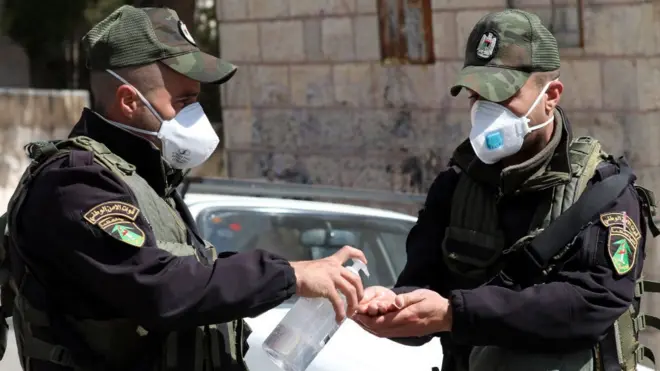 Hay que cuidarse y lavarse las manos a menudo, pero sin entrar en pánico.