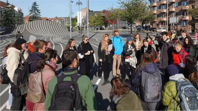 ఈ దేశంలో జనం గొప్పలు చెప్పుకోవడం అవమానంగా భావిస్తారు