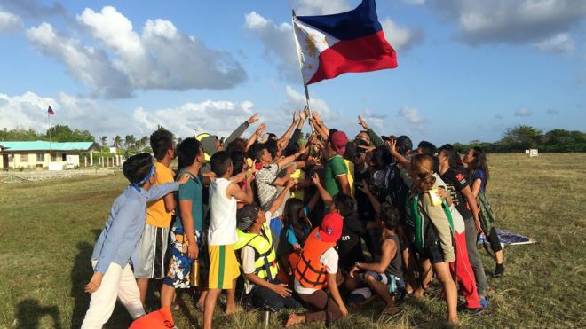 菲律宾人在中业岛挥动菲律宾国旗