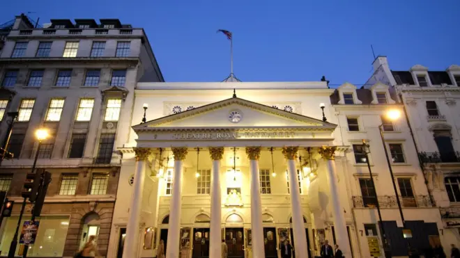 здание театра