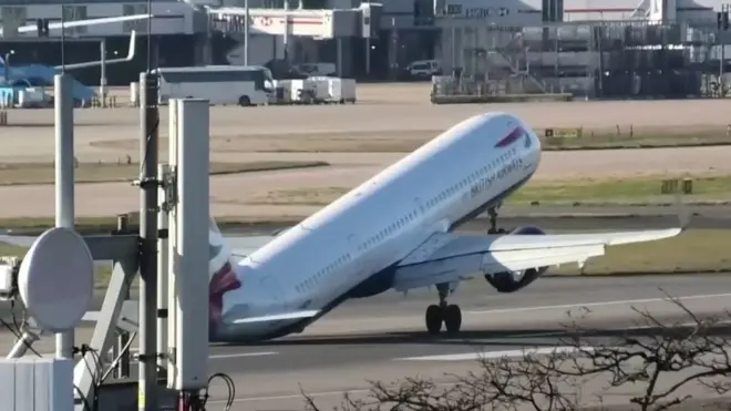 لحظة تفادي طيار