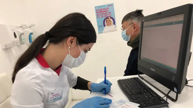 Tiêm vaccine trong một thương xá ở Moscow. Nga nói 39 quốc gia đã đặt hàng mua hoặc nhận vaccine Sputnik V gồm cả thành viên EU như Hungary