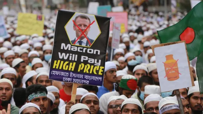 Көптөгөн мусулман өлкөлөрүндө Францияга каршы демонстрациялар өткөн