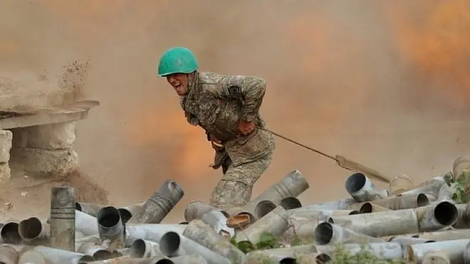 ኣብ ማእኸል ውግእ ዘሎ ወተሃደር