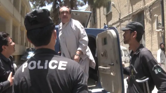 ان کو بکتر بند گاڑی میں ضلع کچہری میں جوڈیشل مجسٹریٹ کی عدالت میں پیش کیا گیا