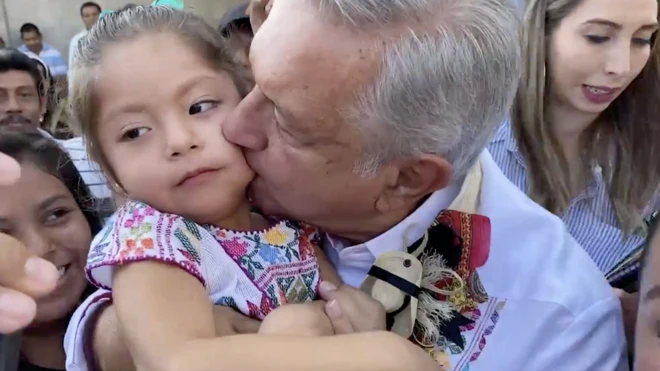 Andrés Manuel López Obrador continúa fiel a su tradición de besar y abrazar a sus seguidores, pese a las recomendaciones médicas de evitarlo para no expandir el coronavirus.