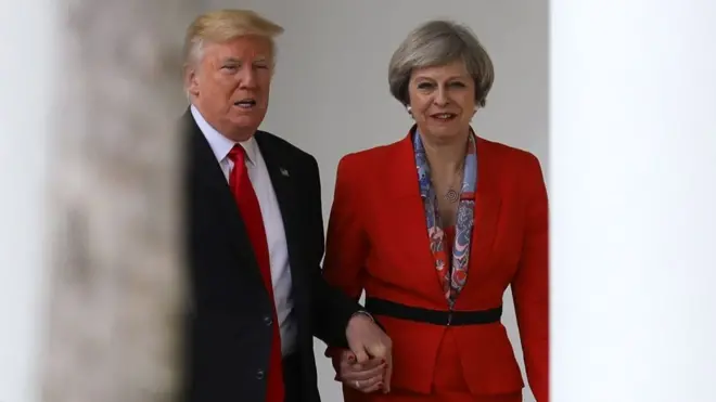 Presiden Trump tampak memegang tangan PM Inggris Theresa May di sela-sela pertemuan di Washington DC.