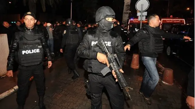 La police tunisienne et les éléments antiterroristes qui interviennent après l'attaque d'un bus au centre de la capitale Tunis