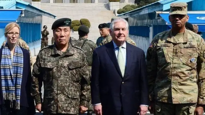 ريكس تيلرسون زارة المنطقة منزوعة السلاح بين الكوريتين قبل لقاءه هوانغ كيو آن القائم بأعمال الرئاسة في كوريا الجنوبية