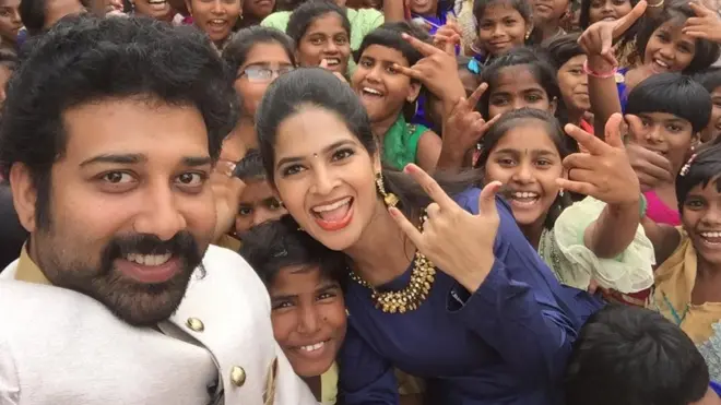 భార్య మధుమితతో శివబాలాజీ